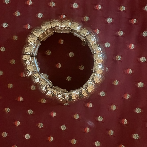 Gold tone stretch bracelet, barely used - Picture 2 of 4
